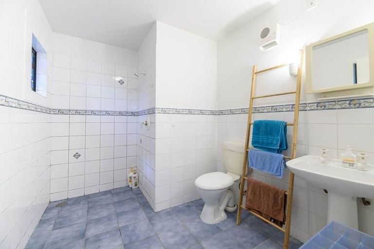 Photo of property in 1008c East Coast Road, Fairview Heights, Auckland, 0630