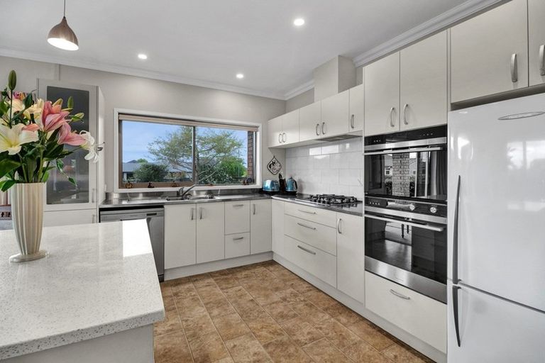 Photo of property in 2 Manurau Crescent, Merrilands, New Plymouth, 4312