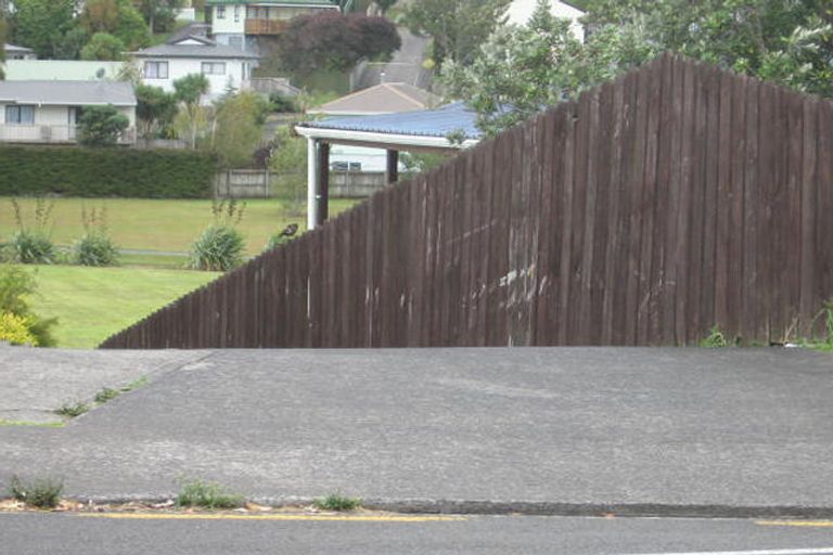 Photo of property in 2/62 Trias Road, Totara Vale, Auckland, 0629