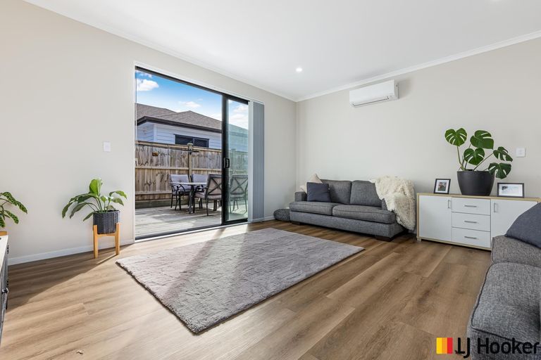 Photo of property in 2 Poutawa Lane, Clarks Beach, 2122