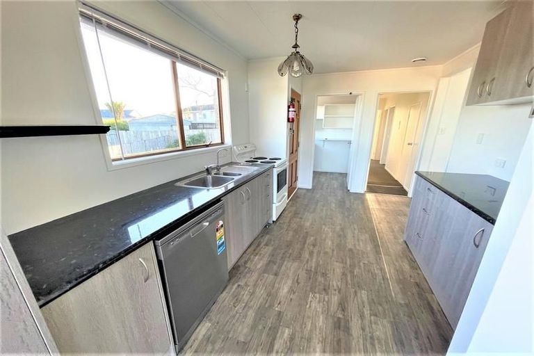 Photo of property in 19 Crompton Road, Massey, Auckland, 0614