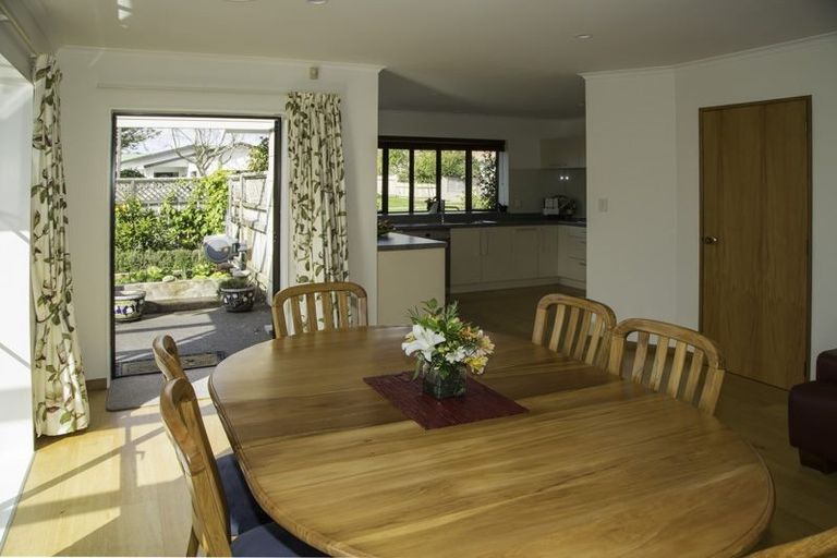 Photo of property in 10 Kinross Drive, Merrilands, New Plymouth, 4312