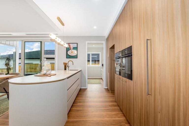 Photo of property in 28 Te Hoiere Street, Aotea, Porirua, 5024