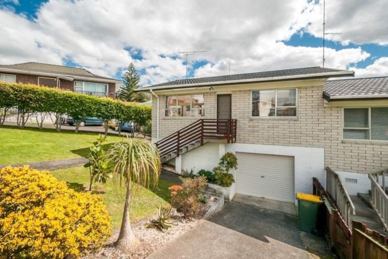 Photo of property in 2/2 Ellice Road, Totara Vale, Auckland, 0629