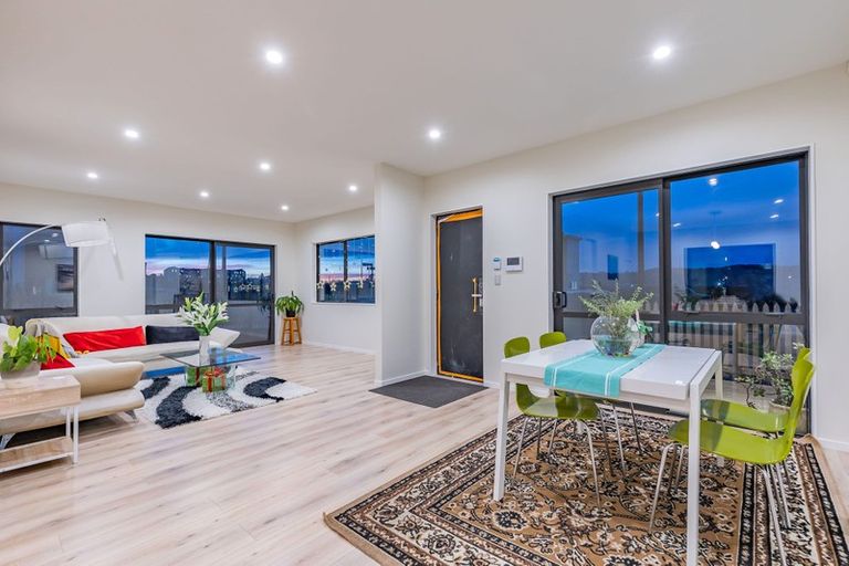 Photo of property in 1 Vinistra Road, Kumeu, 0810