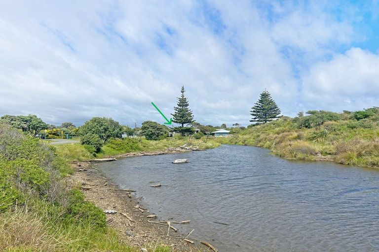 Photo of property in 1a Field Way, Waikanae Beach, Waikanae, 5036