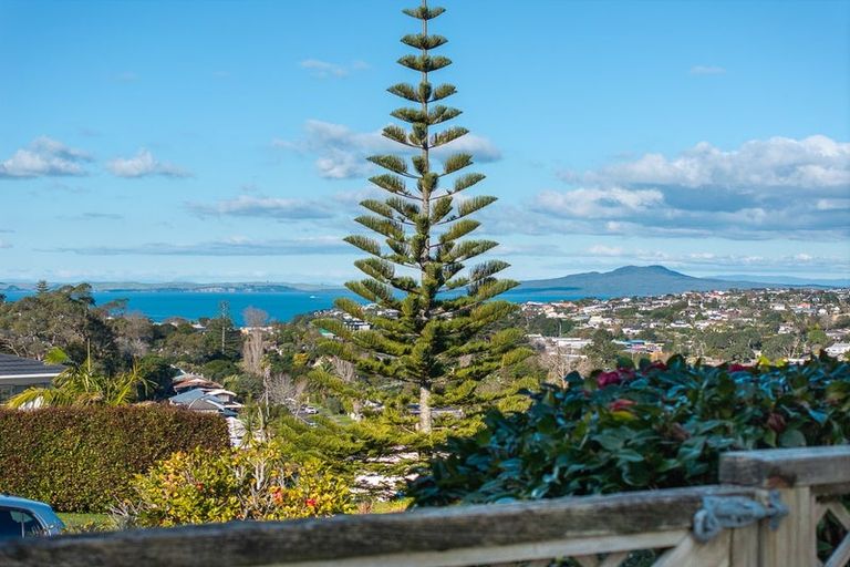 Photo of property in 11 Barker Rise, Northcross, Auckland, 0632