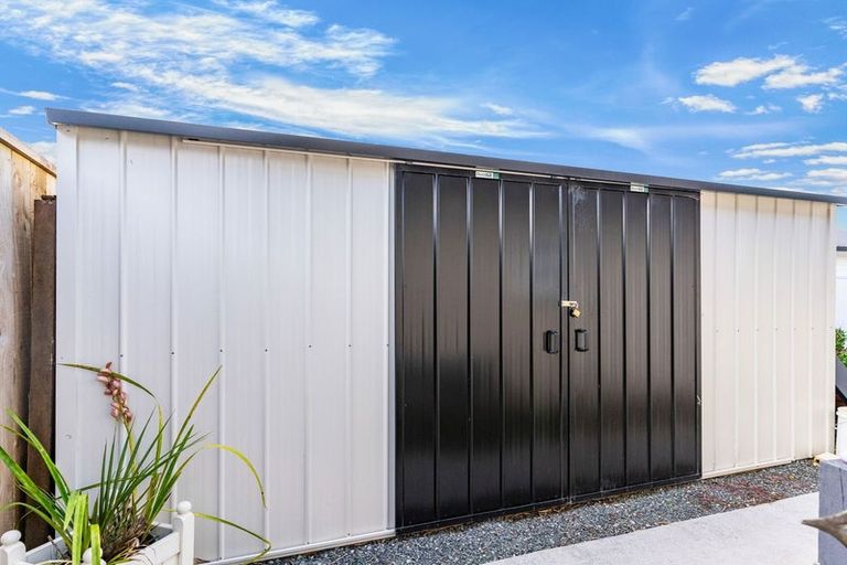 Photo of property in 98 Kaurinui Crescent, One Tree Point, 0118