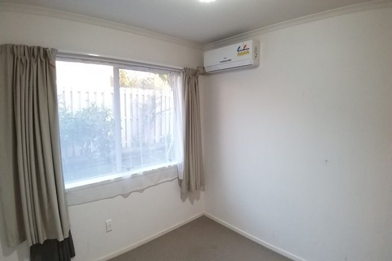 Photo of property in 2/18 Carriage Close, Northpark, Auckland, 2013