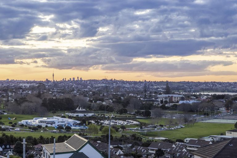 Photo of property in 22 Mccahill Views, Botany Downs, Auckland, 2010