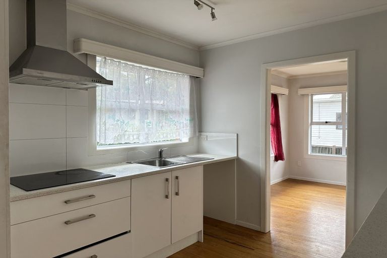 Photo of property in 16 Buscomb Avenue, Henderson, Auckland, 0610