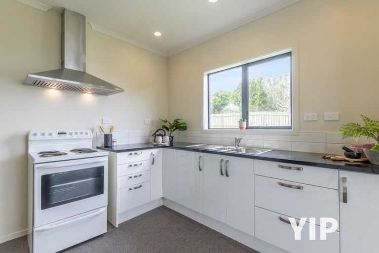 Photo of property in 4 Chapman Street, Newlands, Wellington, 6037