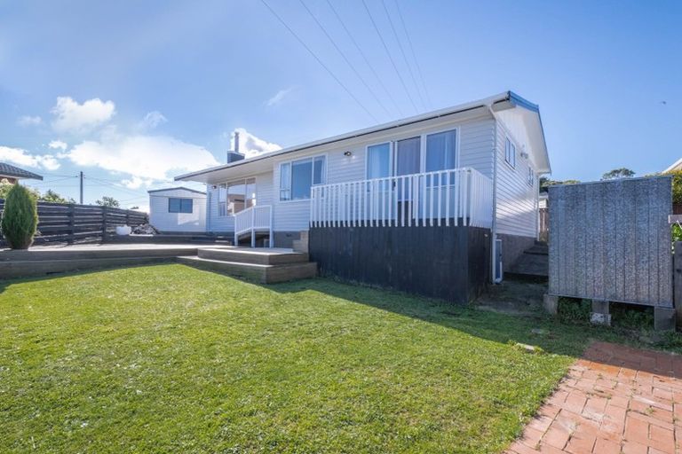 Photo of property in 27 Brooker Grove, Newlands, Wellington, 6037