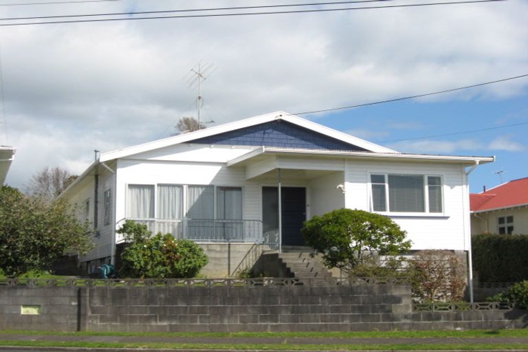 Photo of property in 44 Waiwaka Terrace, Strandon, New Plymouth, 4312