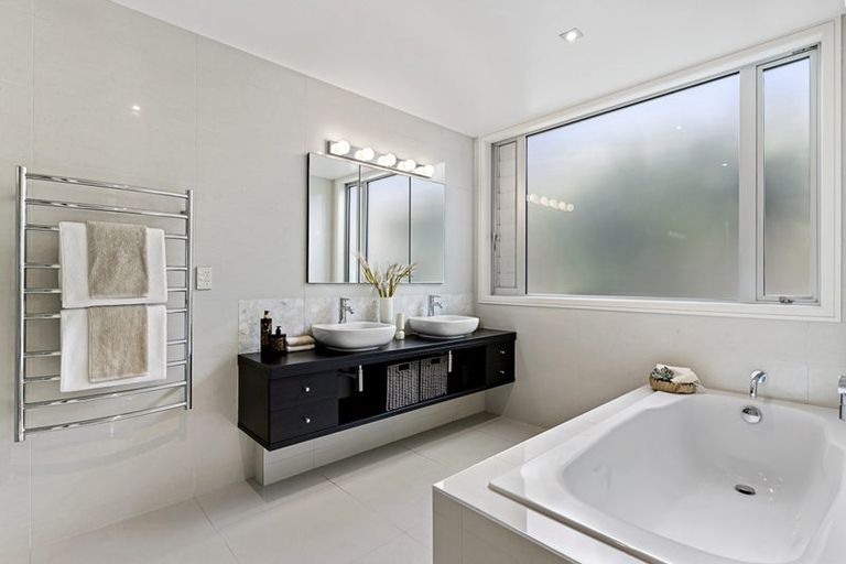 Photo of property in 11a Bournemouth Terrace, Murrays Bay, Auckland, 0630