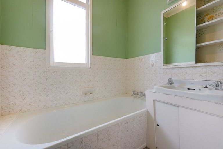 Photo of property in 15 Sutherland Crescent, Melrose, Wellington, 6023