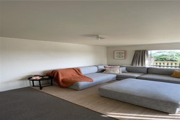 Photo of property in 1/17 Exeter Place, Unsworth Heights, Auckland, 0632