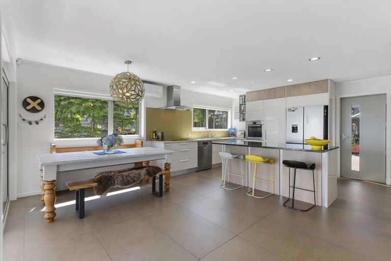 Photo of property in 2/46 Sunset Road, Unsworth Heights, Auckland, 0632