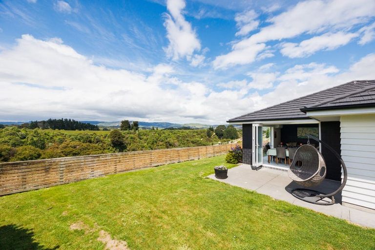 Photo of property in 132 Johnstone Drive, Fitzherbert, Palmerston North, 4410