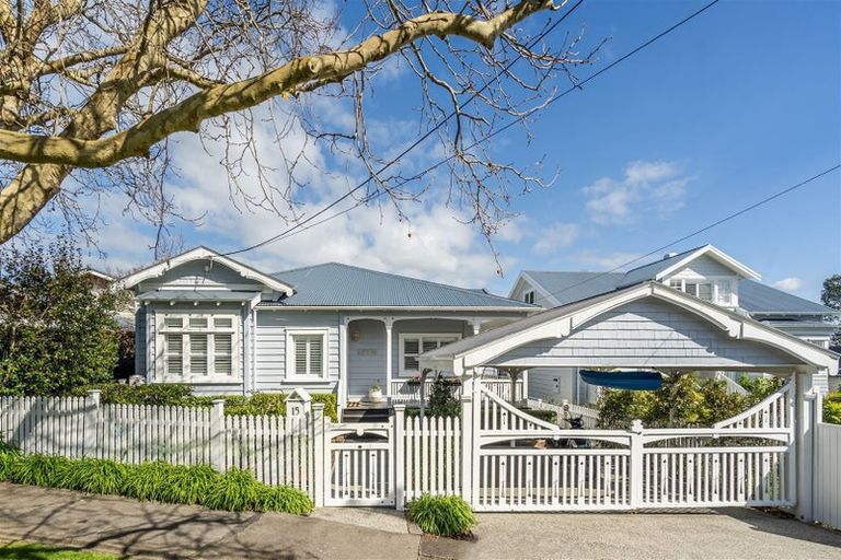 Photo of property in 15 North Avenue, Narrow Neck, Auckland, 0624
