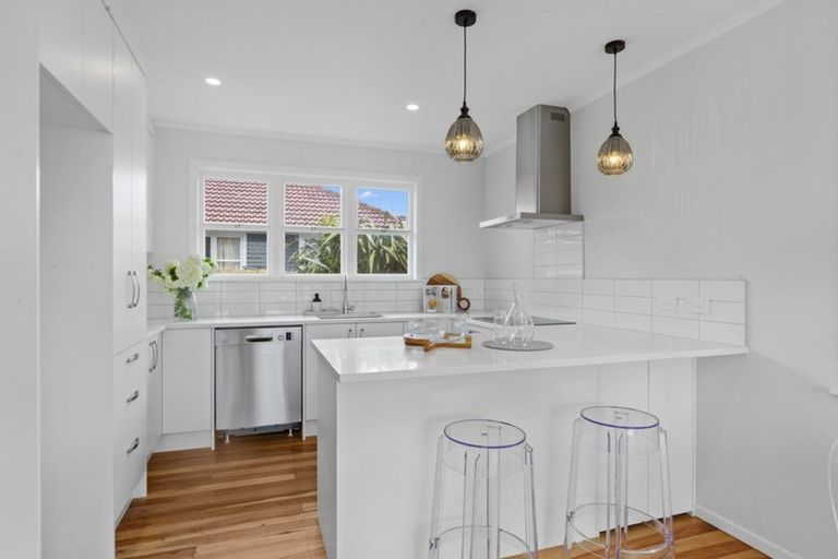 Photo of property in 1/3 Daphne Street, Kelston, Auckland, 0602