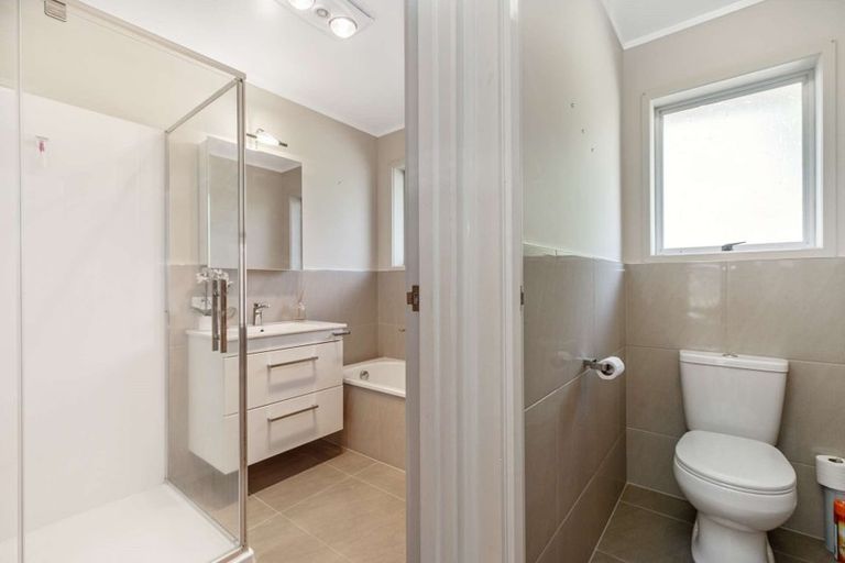 Photo of property in 11 Grassmere Road, Henderson Valley, Auckland, 0612