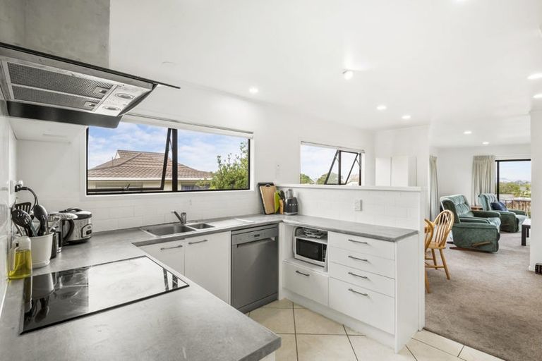 Photo of property in 3 Trevone Place, Forrest Hill, Auckland, 0620