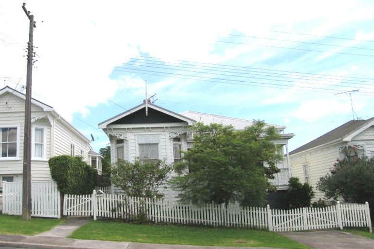 Photo of property in 33 Roslyn Terrace, Stanley Point, Auckland, 0624