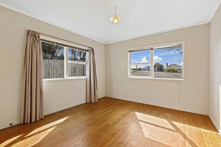 Photo of property in 1/302 Glenfield Road, Glenfield, Auckland, 0629