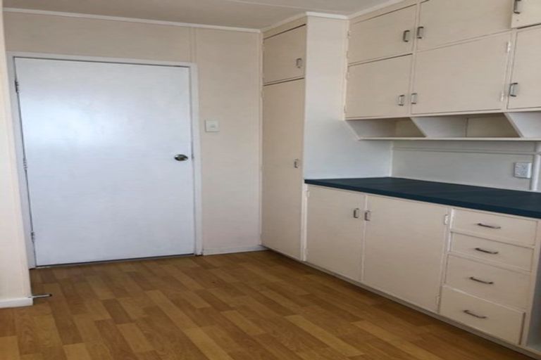 Photo of property in 1/84 Greenslade Crescent, Northcote, Auckland, 0627