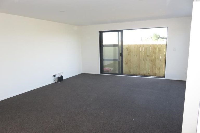 Photo of property in 60a Stewart Drive, Newlands, Wellington, 6037