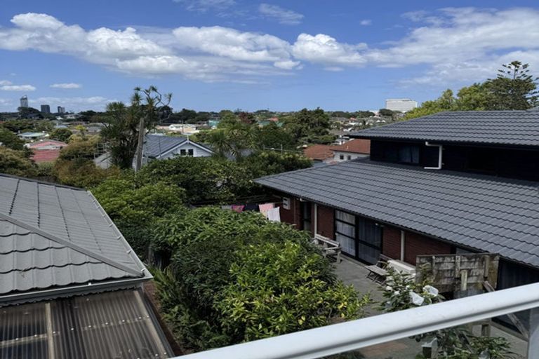 Photo of property in 2/25 Wolsley Avenue, Milford, Auckland, 0620