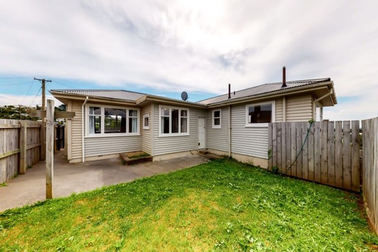 Photo of property in 26 Robert Street, Newlands, Wellington, 6037