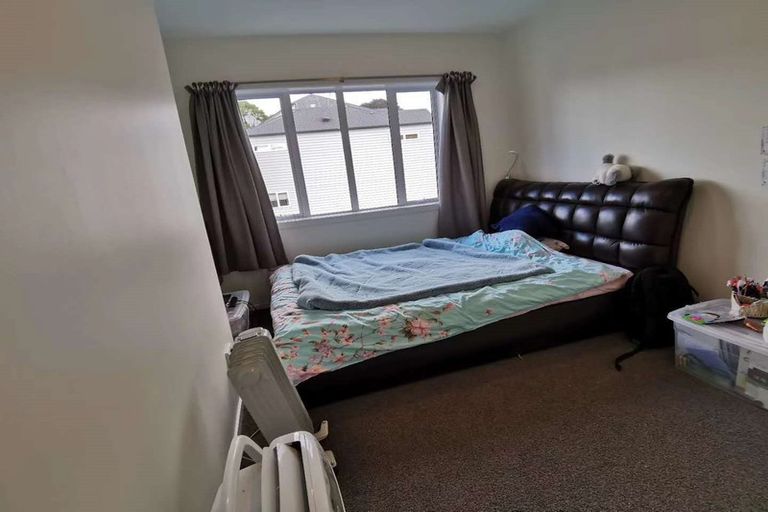 Photo of property in 3/30 John Jennings Drive, Oteha, Auckland, 0632