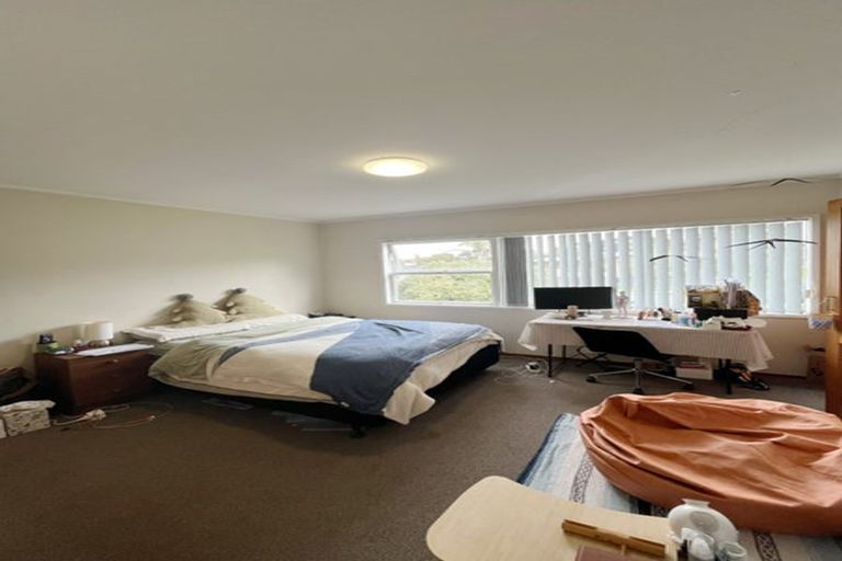 Photo of property in 12 Holdaway Avenue, Northcote, Auckland, 0627