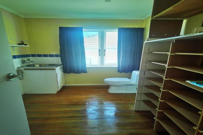 Photo of property in 14 Cron Avenue, Te Atatu South, Auckland, 0610