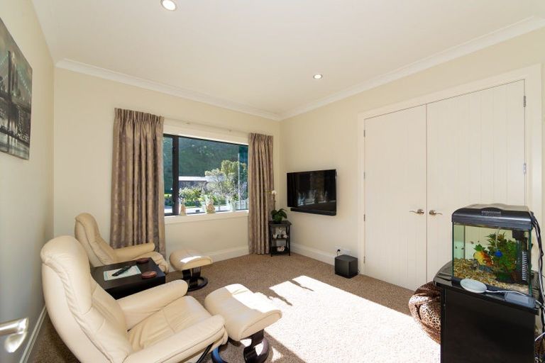 Photo of property in 12 Oak Place, Poraiti, Napier, 4112