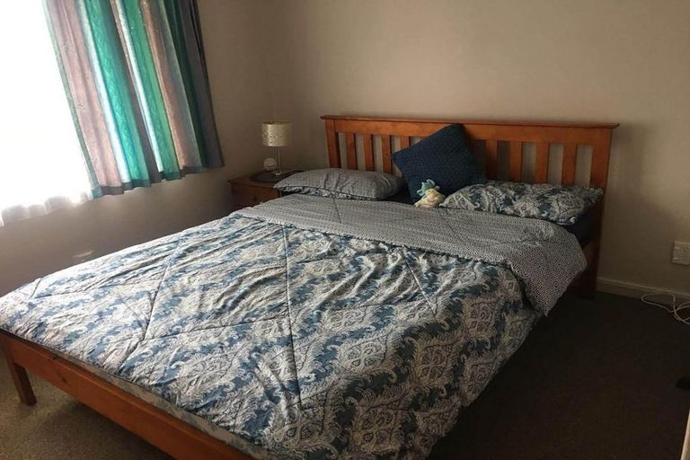 Photo of property in 5 Quigley Street, Newlands, Wellington, 6037