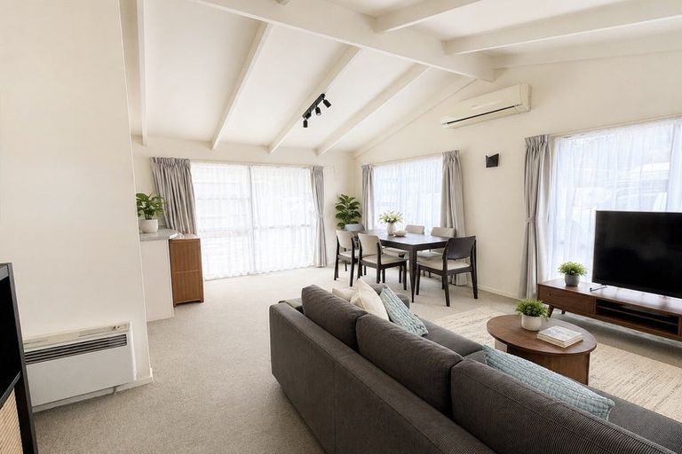 Photo of property in 31 Staincross Street, Green Bay, Auckland, 0604
