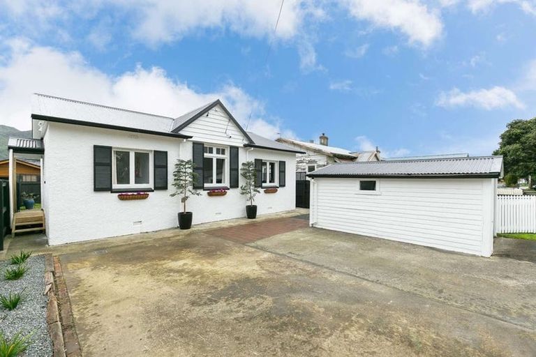 Photo of property in 100 Randwick Road, Moera, Lower Hutt, 5010
