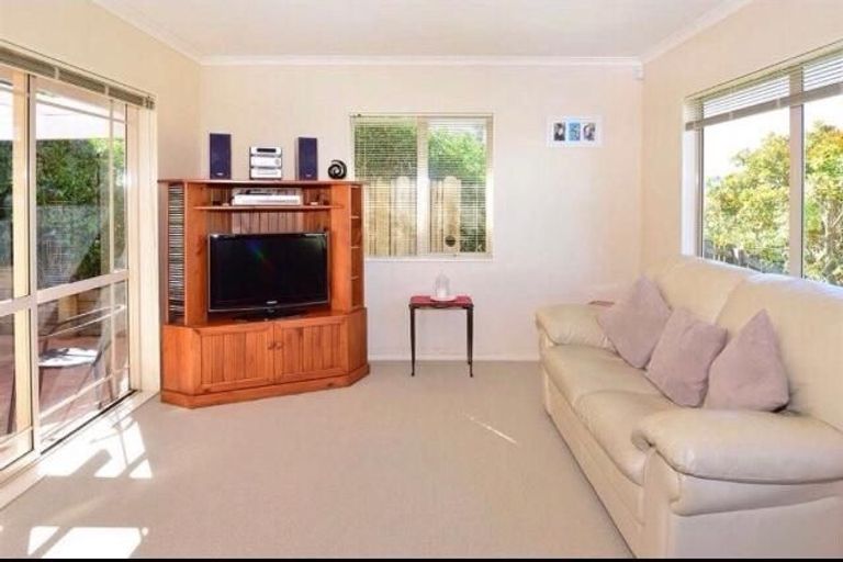 Photo of property in 21 Fulmar Way, Unsworth Heights, Auckland, 0632