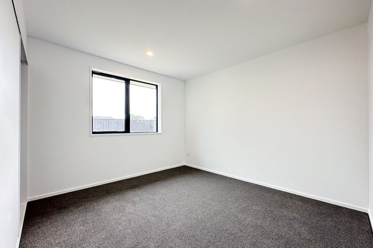 Photo of property in 33 Akoranga Place, Hornby, Christchurch, 8042