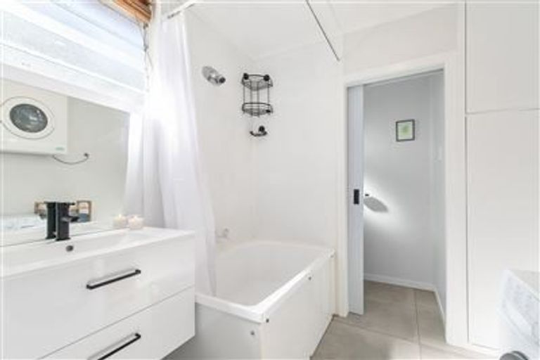 Photo of property in 1/34 Drome View Place, Beach Haven, Auckland, 0626