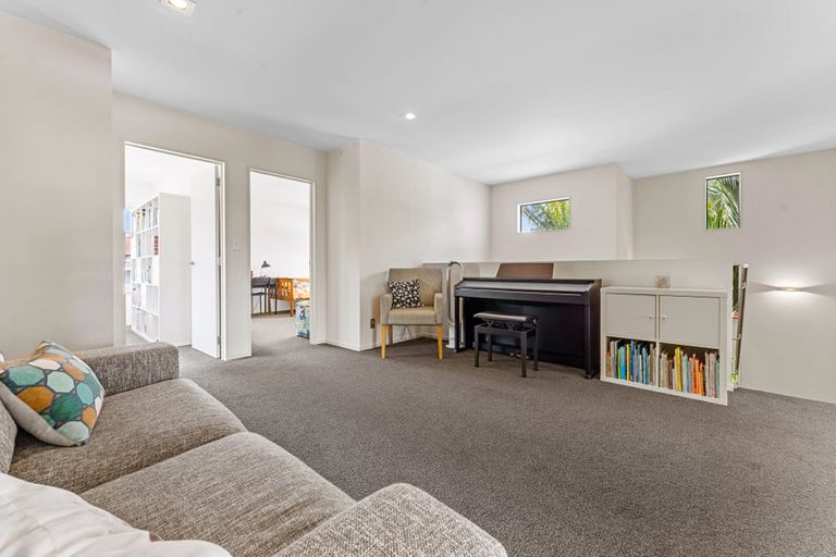 Photo of property in 2a Mirwill Road, Rothesay Bay, Auckland, 0630