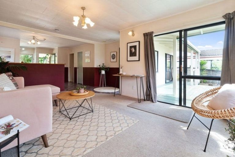 Photo of property in 21 Redlands Grove, Swanson, Auckland, 0612