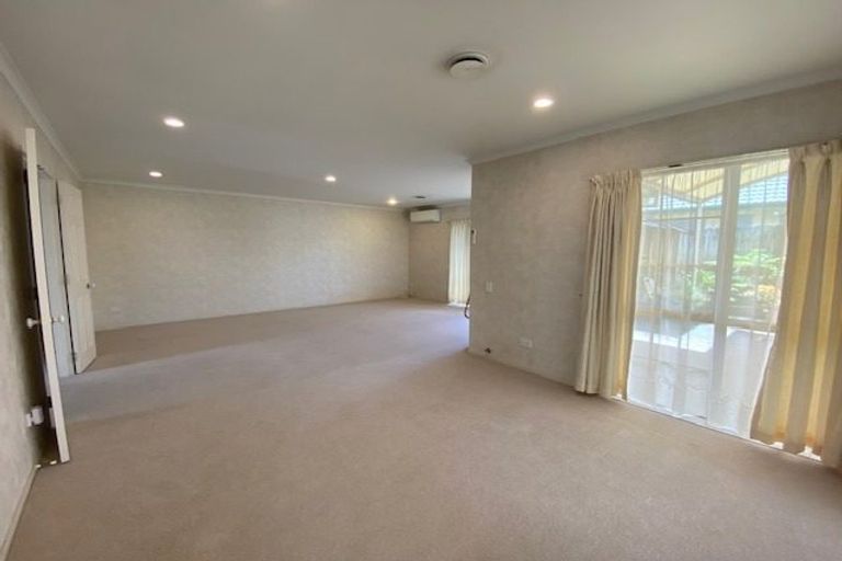 Photo of property in 14 Tolben Place, Golflands, Auckland, 2013