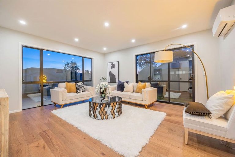 Photo of property in 18 Madden Avenue, Kumeu, 0810