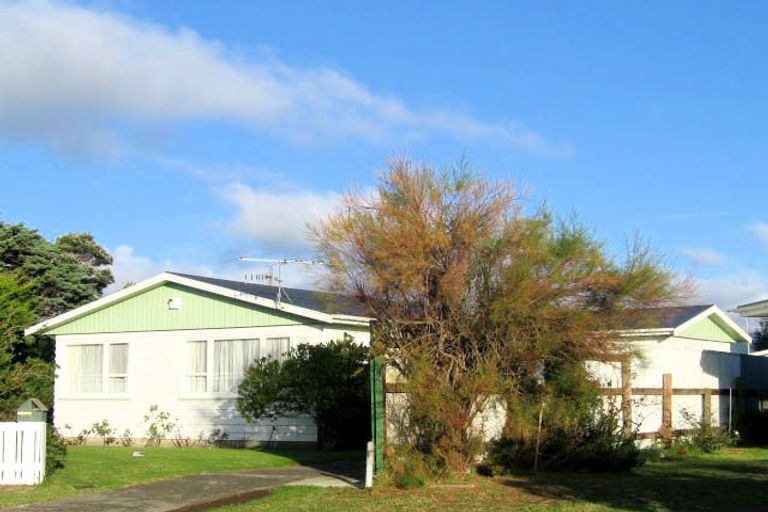 Photo of property in 6 Dennis Grove, Paraparaumu Beach, Paraparaumu, 5032