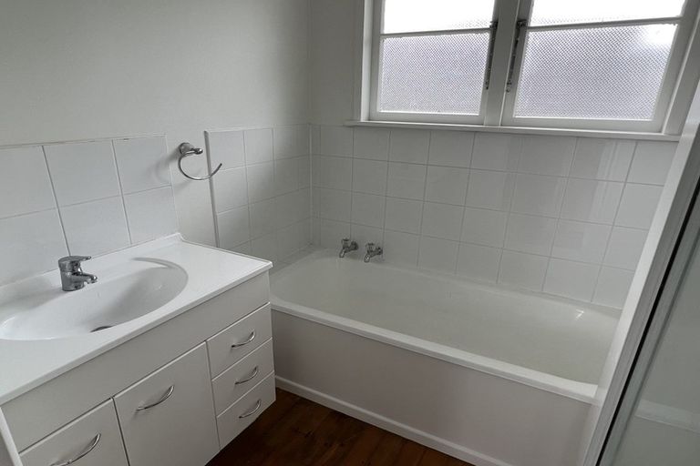 Photo of property in 19 James Street, Glenfield, Auckland, 0629