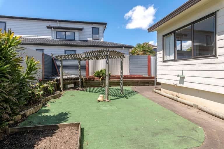 Photo of property in 2/25 De Quincey Terrace, Highland Park, Auckland, 2010